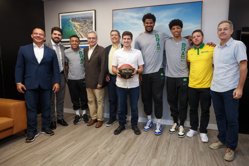Em dia de tietagem e política, Seleção Brasileira visita governador e prefeito