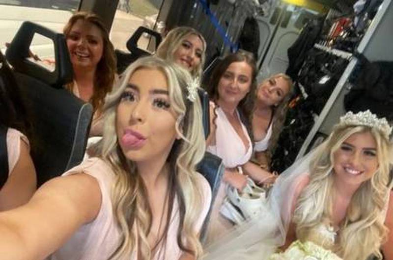Limousine quebra a caminho da igreja e noiva chega a seu casamento em van policial