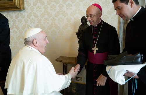 Bispo de Franca tem audiência pessoal com Papa Francisco e lhe dá um par de sapatos - Jornal da Franca