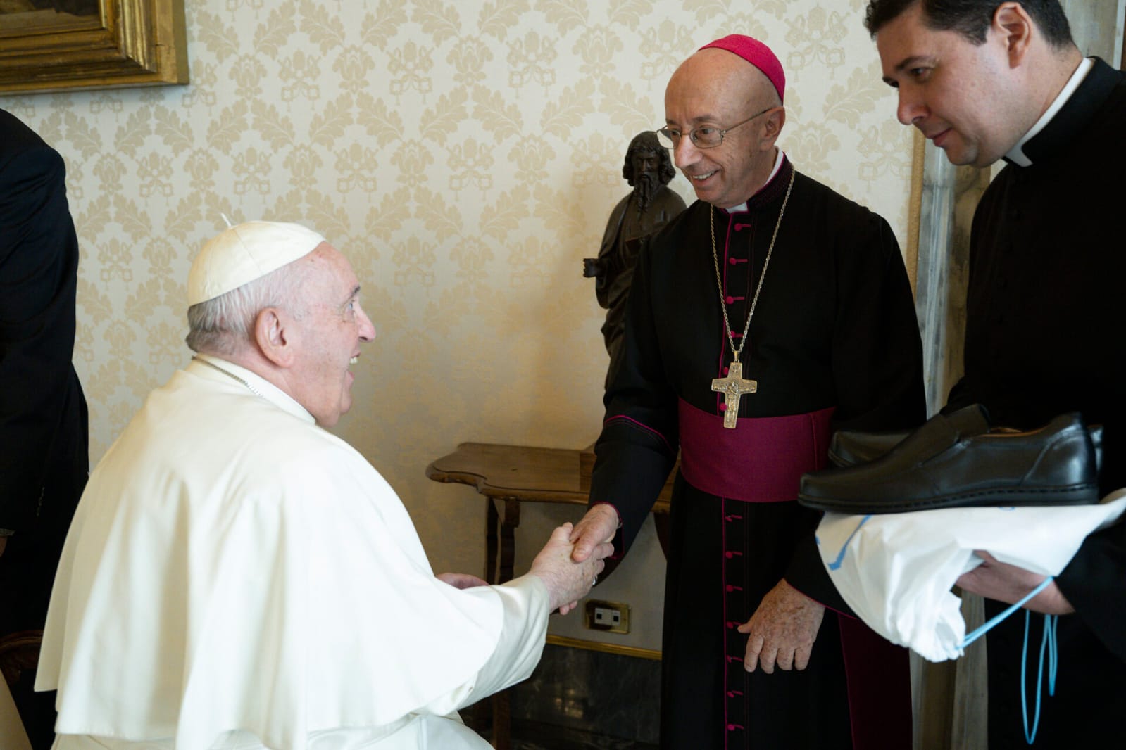 Bispo de Franca tem audiência pessoal com Papa Francisco e lhe dá um par de sapatos
