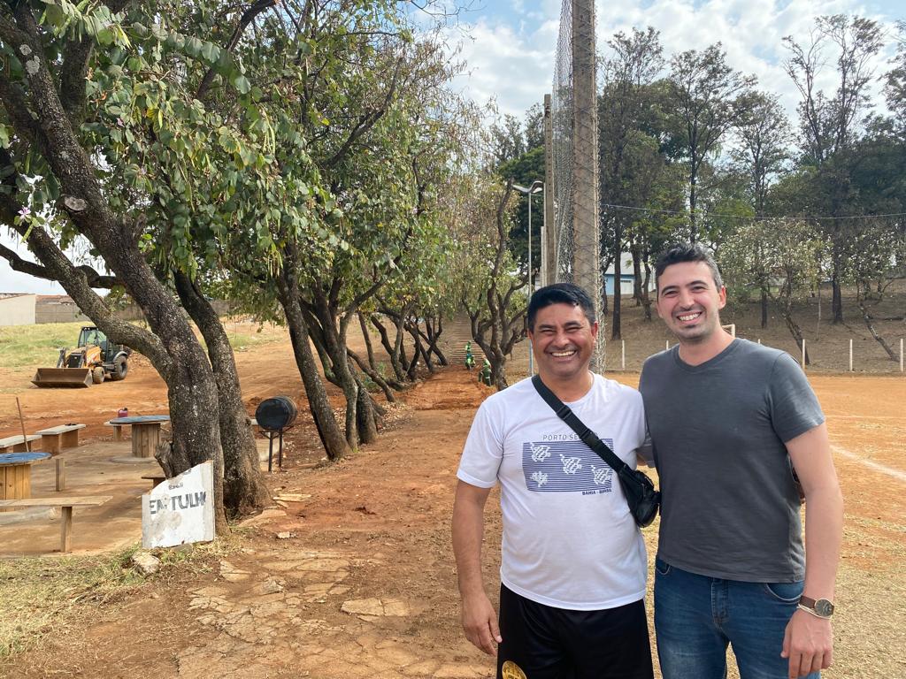 Campo da Vila Formosa recebe calçamento e praça do bairro ganha troca de lâmpadas