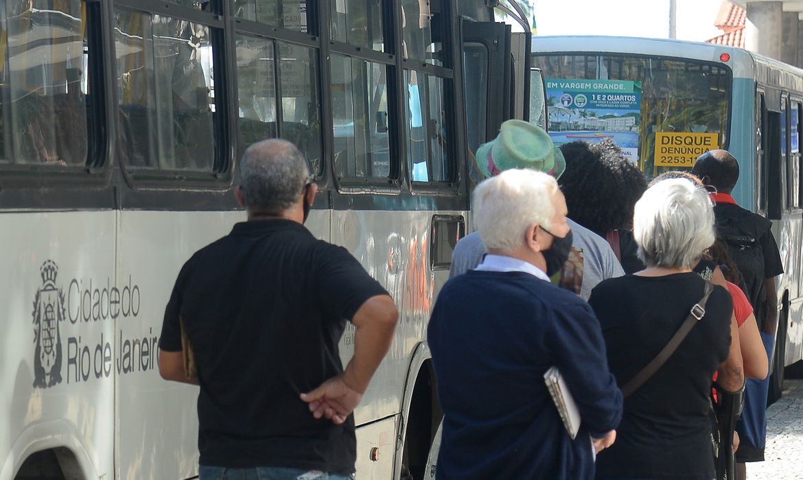 Governo vai repassar dinheiro para bancar gratuidade a idosos no transporte público