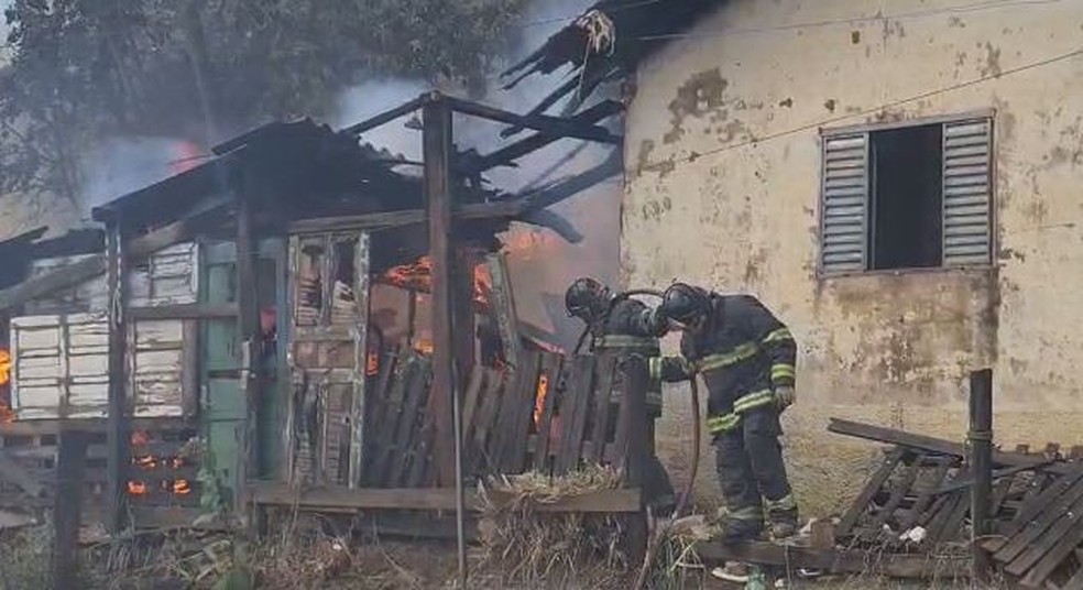 Comunidade em Franca é atingida por fogo em mato na tarde desta sexta-feira, 09