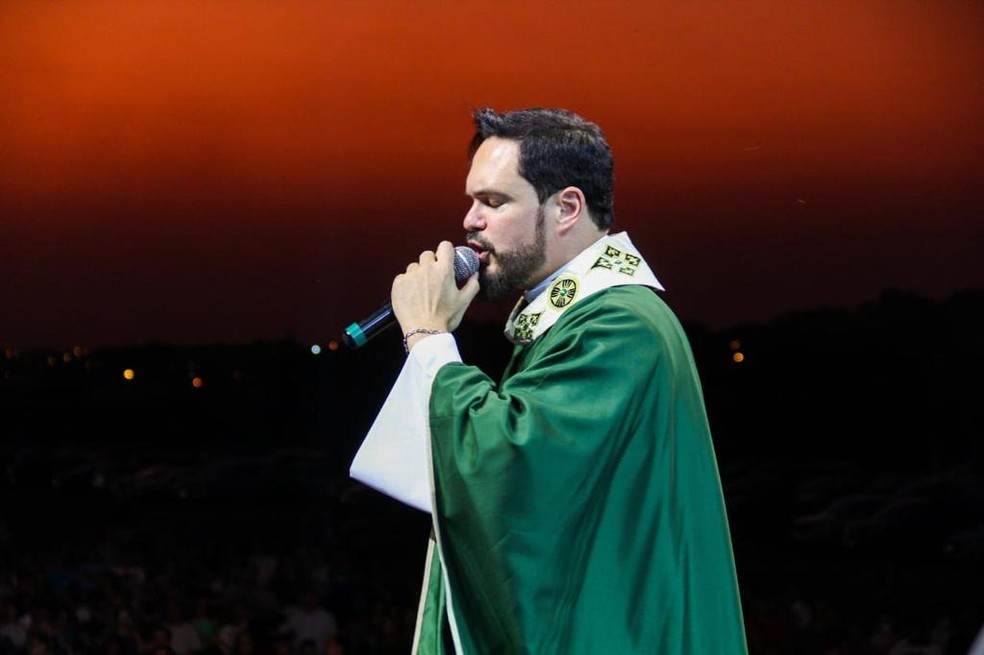Hallel: Palco é inundado por drogas em pregação do Padre Adriano Zandoná; entenda!