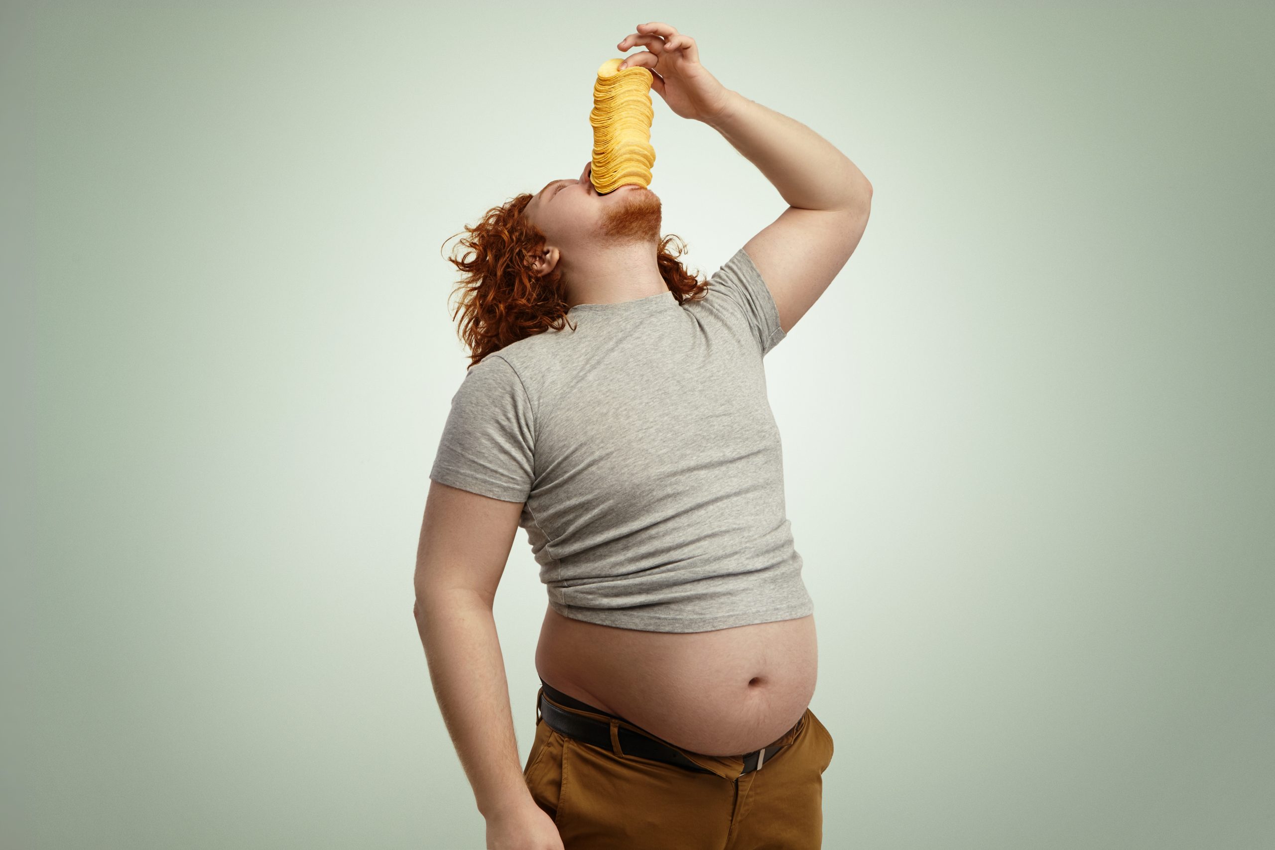 Inchaço e sonolência: veja os perigos de comer muito regularmente