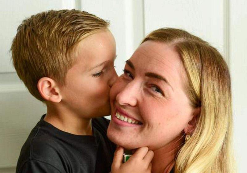 Menino de 8 anos liga para emergência e salva mãe que caiu da escada em casa