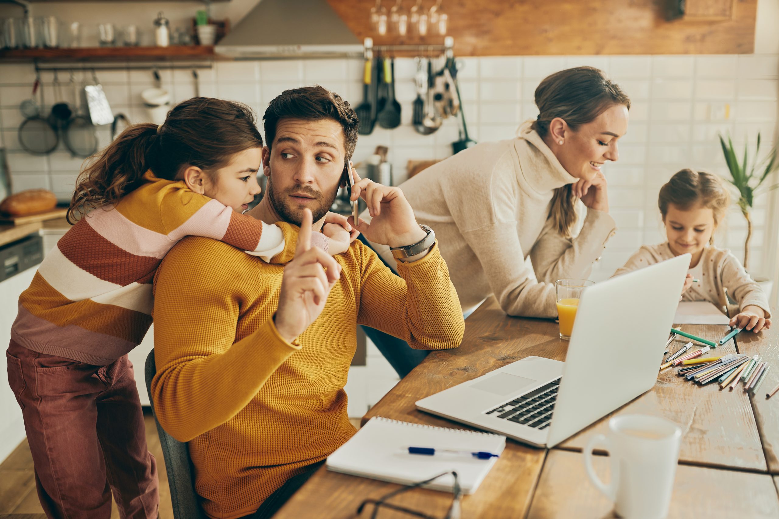 Pais que usam muito o celular tendem a gritar mais com filhos, diz estudo