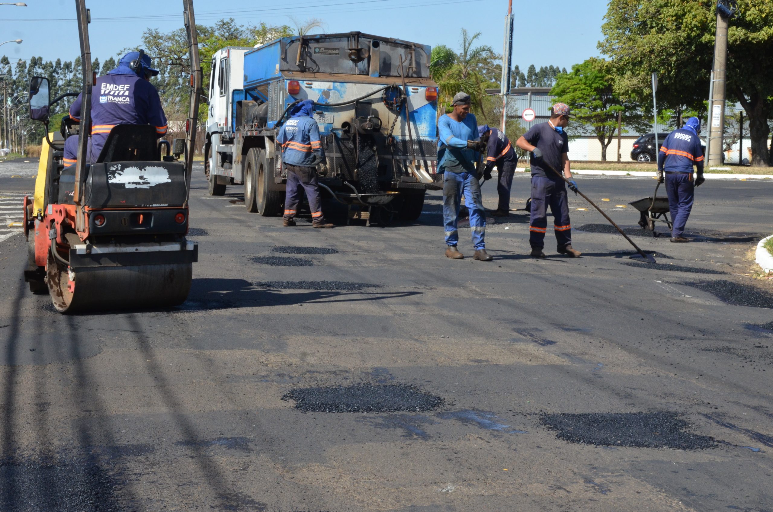 Em Franca, serviços de recapeamento continuam durante a semana – veja bairros