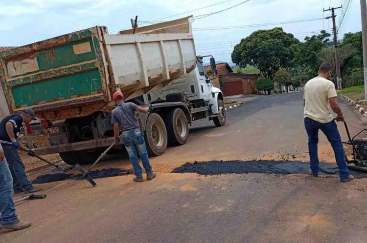 Operação Tapa-buracos está sendo realizada em várias ruas de Cristais Paulista