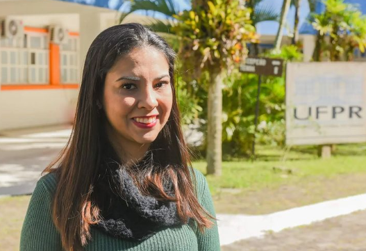 Aluna com paralisia cerebral contraria diagnóstico médico e se forma na faculdade