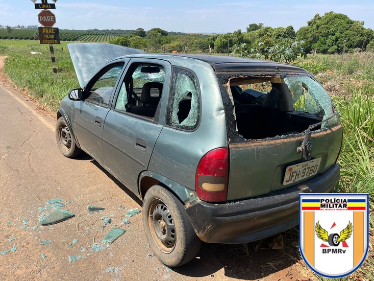 Motorista sem CNH e com licenciamento vencido destrói carro na marreta ao ser parado