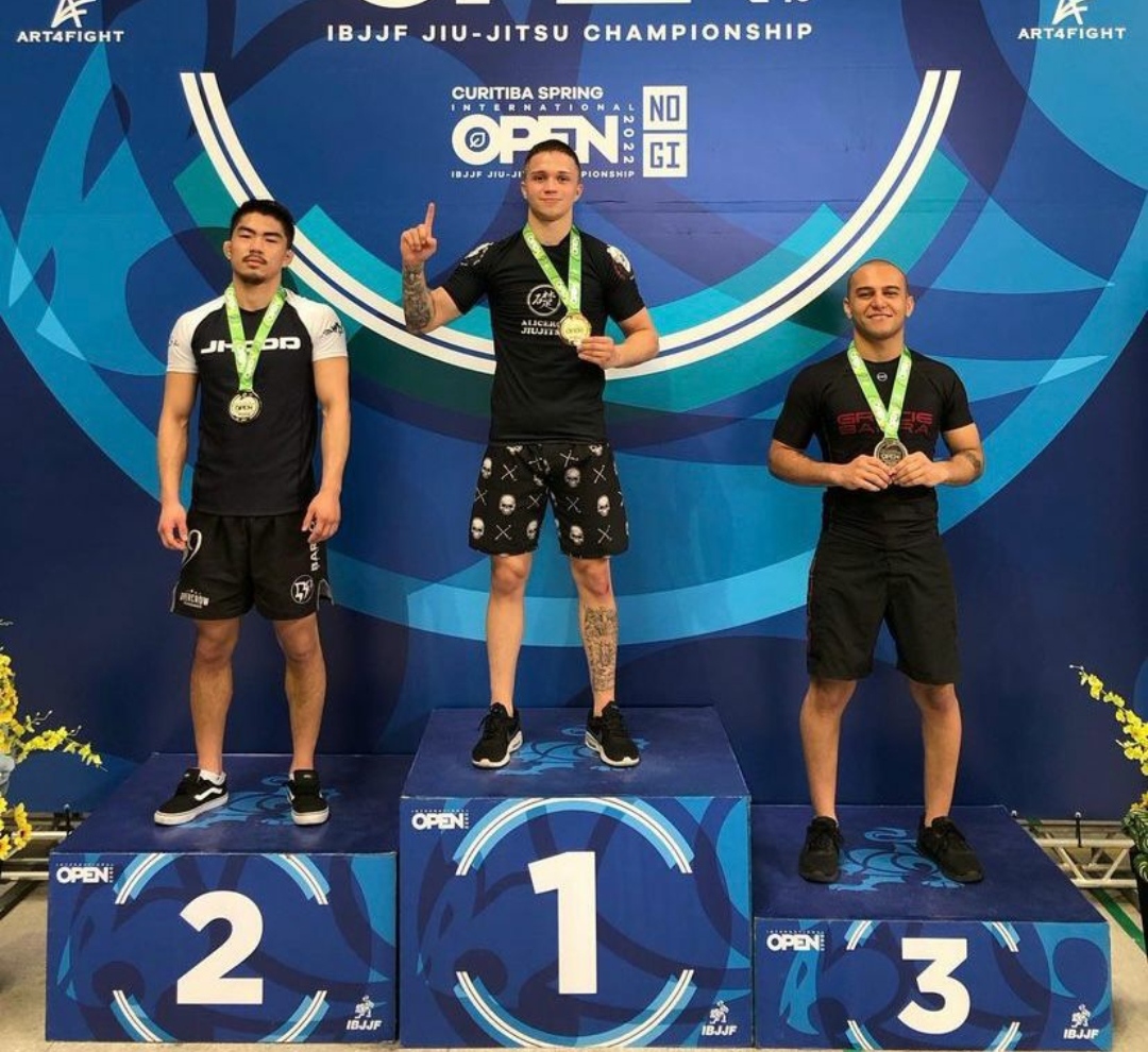 Atleta francano disputa Curitiba Open de Jiu-jitsu e volta com duas medalhas