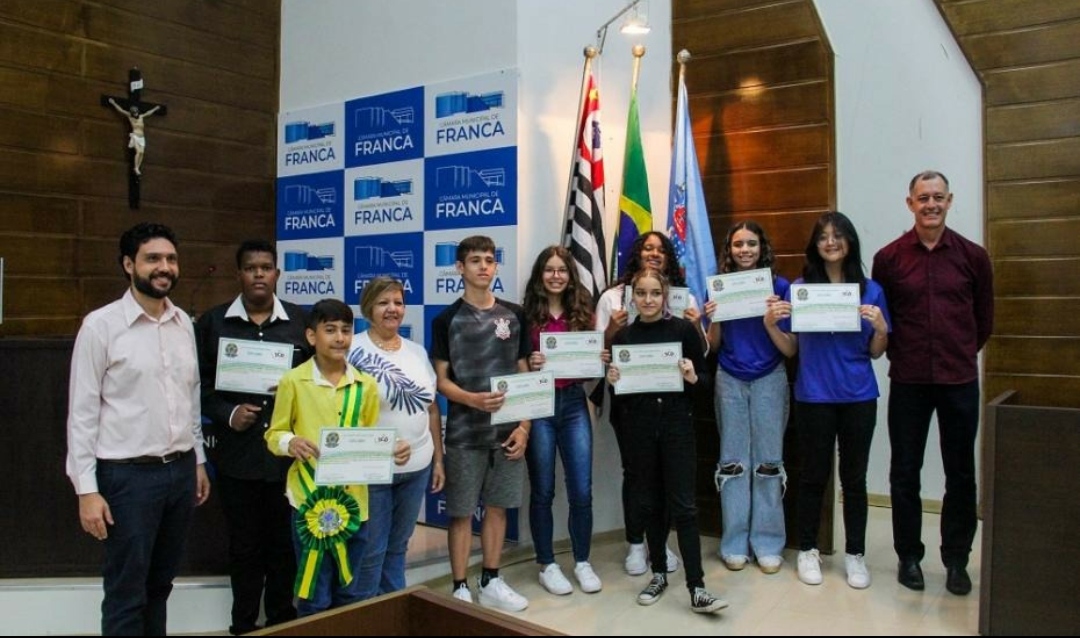 Projeto Eleições Escolares: alunos recebem diplomas na Câmara Municipal de Franca