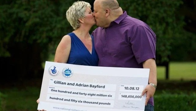 Casal ganha na loteria e o que foi feito com o prêmio milionário é digno de filme