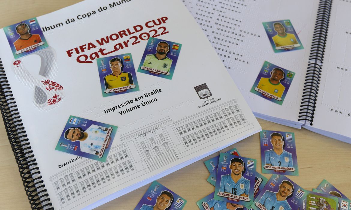 Pessoas com deficiência visual ganham álbum da Copa do Mundo em braille