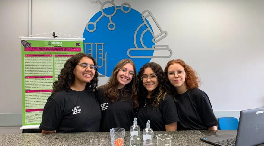 Estudantes desenvolvem copo que muda de cor ao entrar em contato com drogas