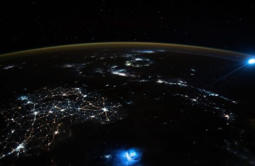 Bolas azuis brilhantes aparecem em foto capturada do espaço; saiba o que elas são! - Jornal da Franca