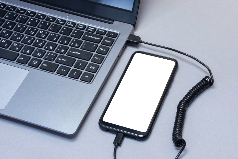 Rapaz de 18 anos morre ao tomar choque enquanto usava celular durante carregamento