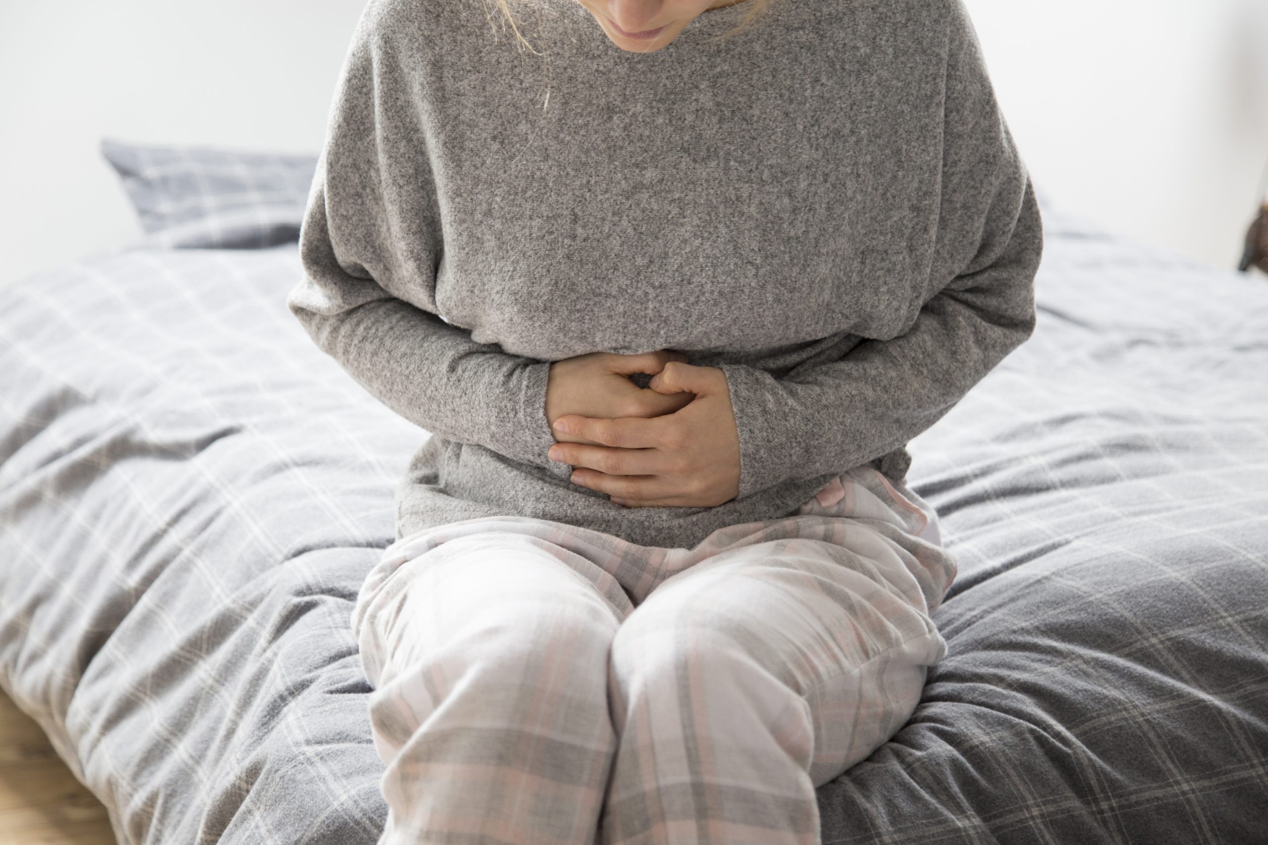 É possível combater cólica menstrual com comida? Estudo diz que sim; entenda!