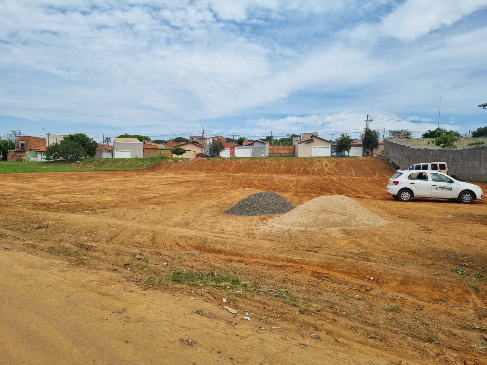 Obras da nova escola na vila São Sebastião, em Franca, já foram iniciadas