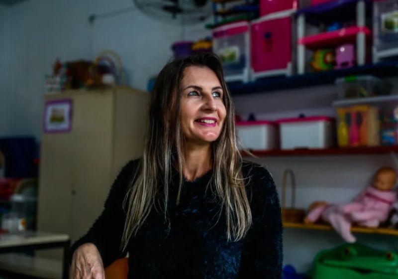 Ex-faxineira volta como professora na escola onde trabalhou fazendo limpeza