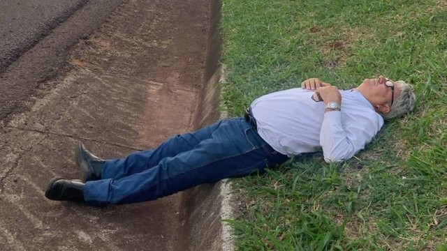 Homem dorme em beira de rodovia após problema em carro, e registro viraliza