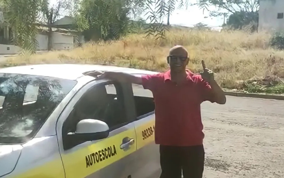 Homem raspa a cabeça por conseguir tirar a CNH depois de 15 anos de tentativas