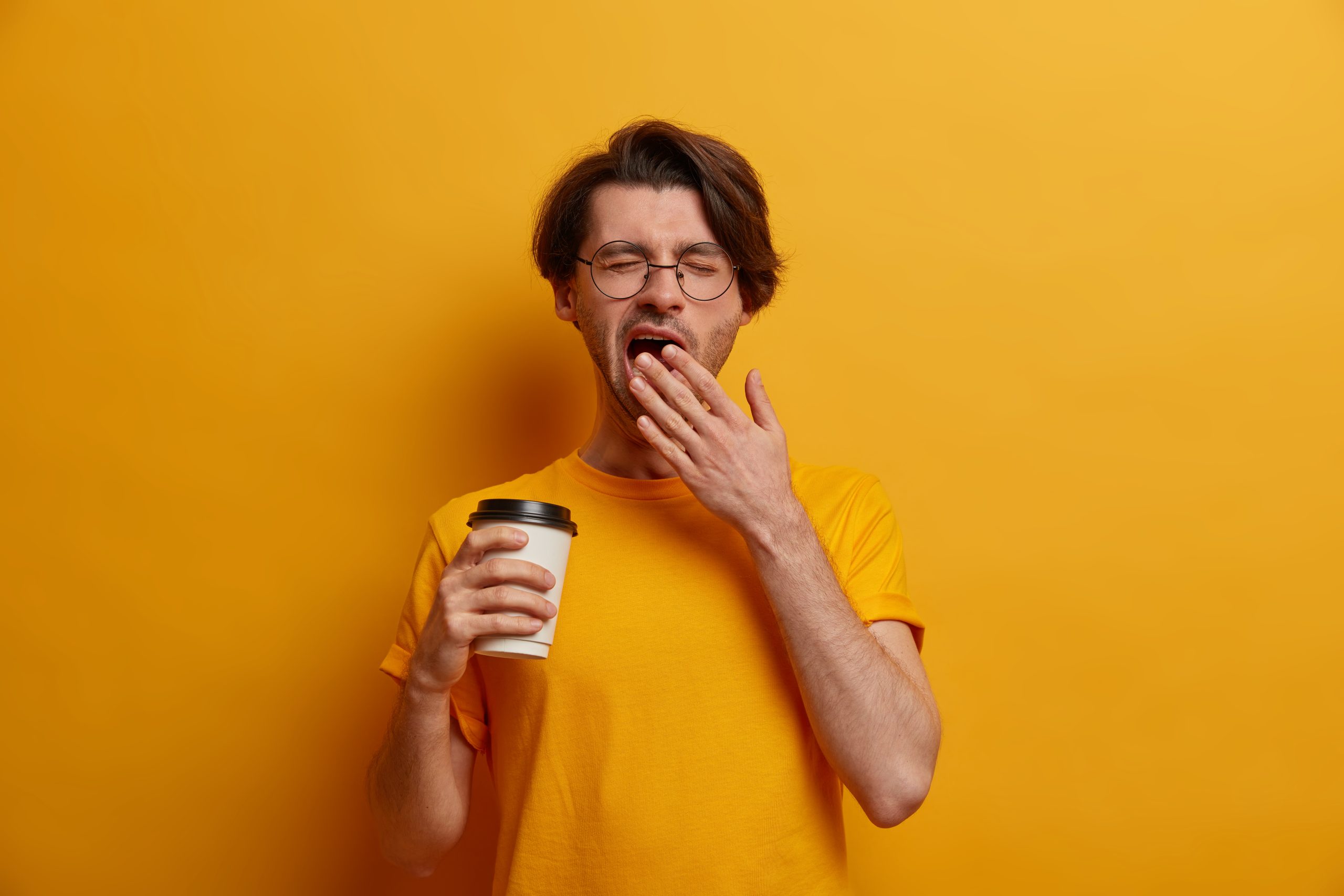 Muito sono durante o dia? Veja como se manter desperto sem abusar do café!