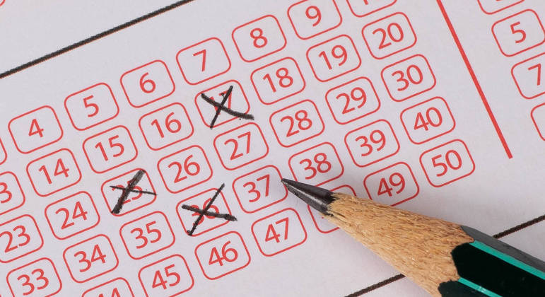 Homem compra três bilhetes para o mesmo sorteio da loteria e ganha três vezes