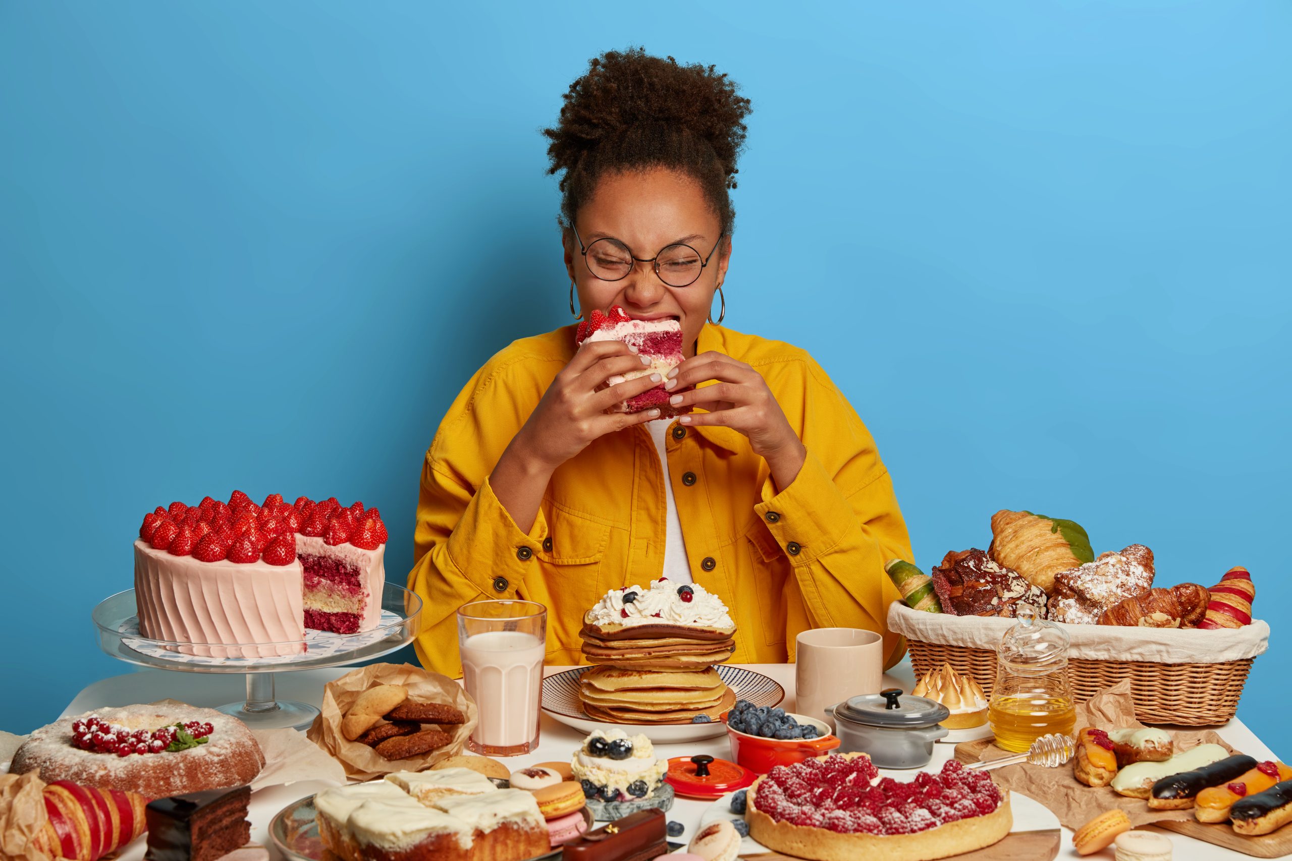 Comer depois das 22h aumenta a fome durante o dia, diz estudo