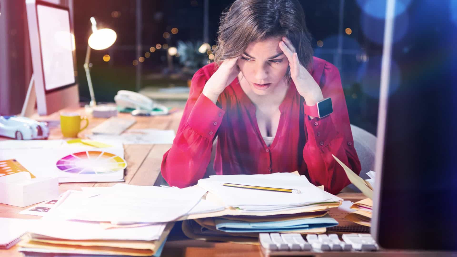 Trabalhar horas e horas em cargos estressantes aumenta risco de depressão, sabia?