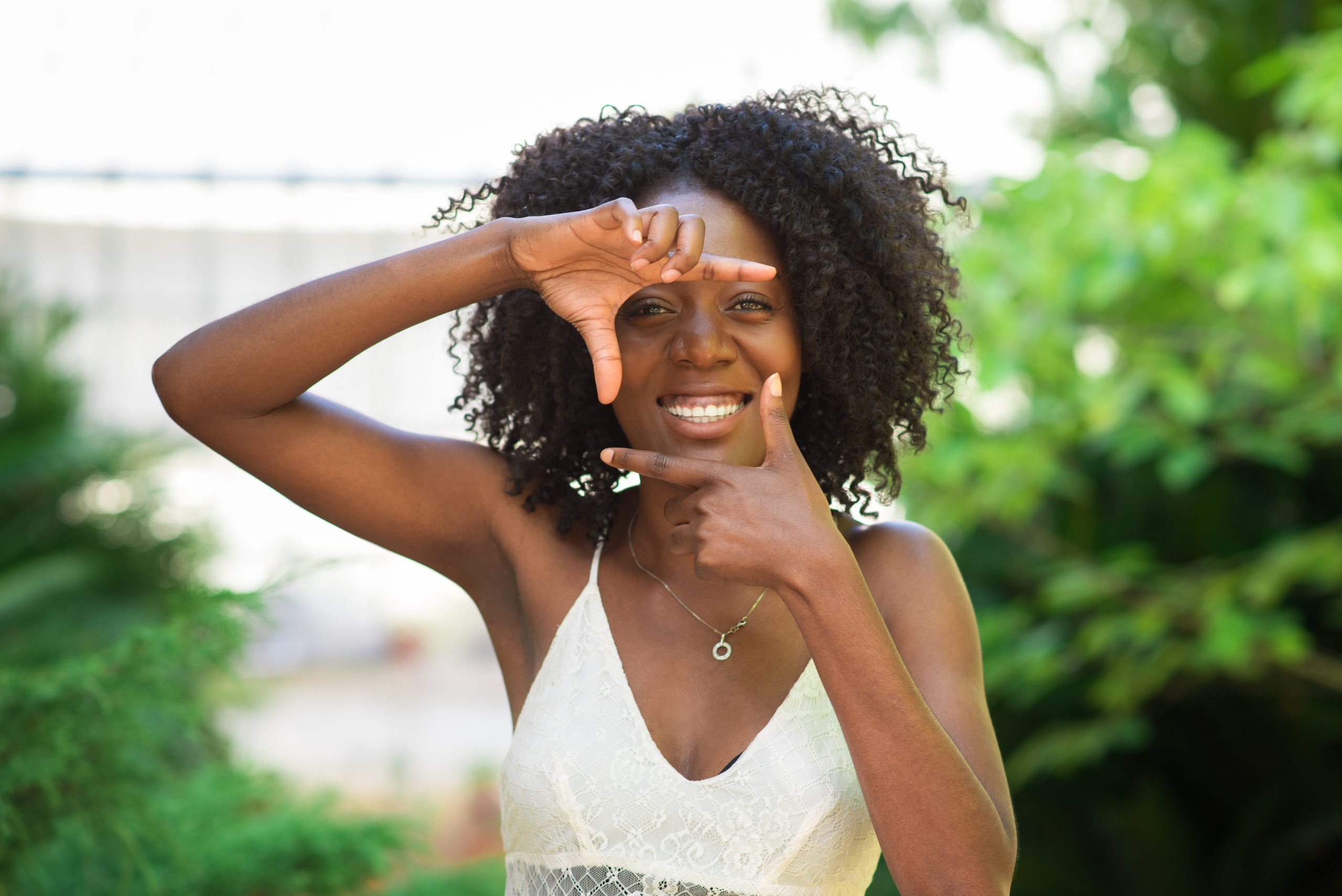 Quer se sentir mais feliz? Então trate de forçar o sorriso, diz estudo!