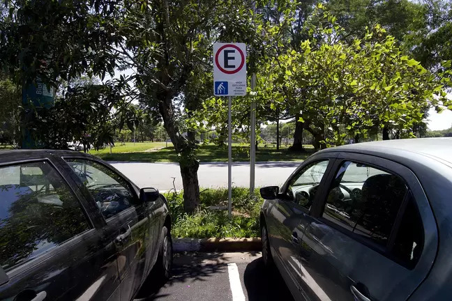 Multa por estacionar em vaga para idoso ou deficiente pode ficar 5 vezes mais cara