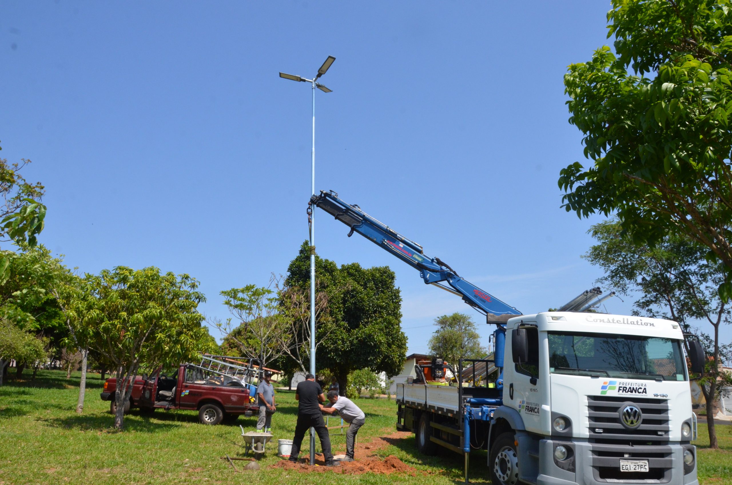 Em Franca, praça do bairro Jardim Flórida recebe instalação de iluminação