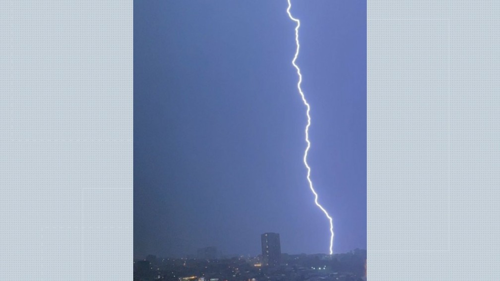 Morador de Franca flagra exato momento em que raio corta céu durante temporal