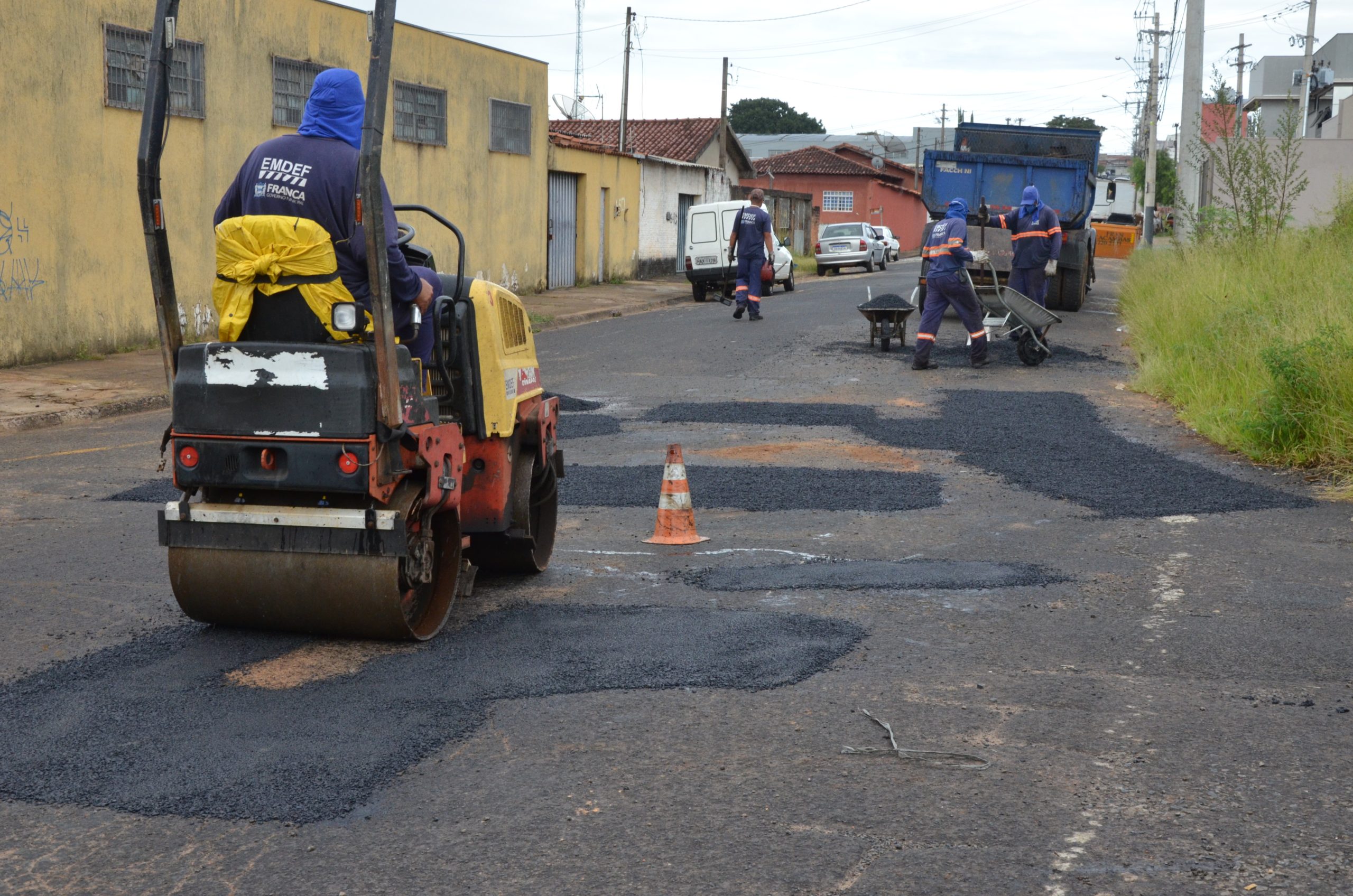Operação tapa-buracos é intensificada em vários bairros de Franca