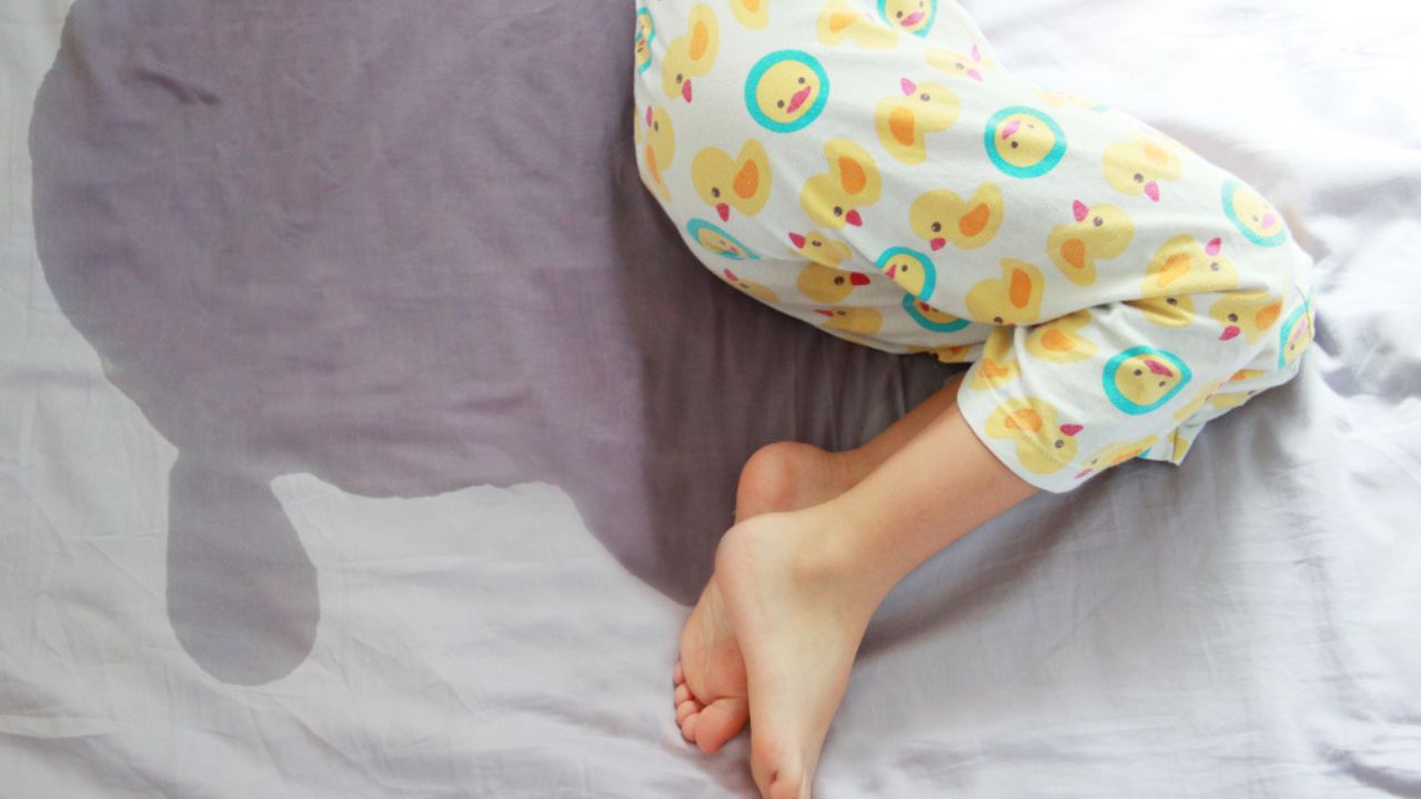 Crianças que fazem xixi na cama podem ter distúrbio do sono; entenda!