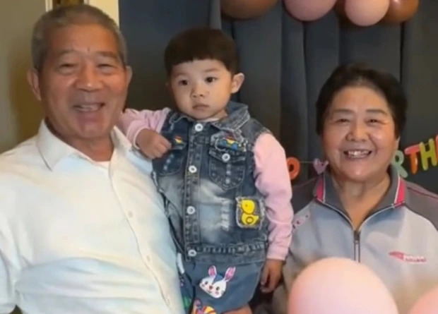 Mãe que deu à luz aos 68 anos naturalmente coloca nome celestial no seu bebê