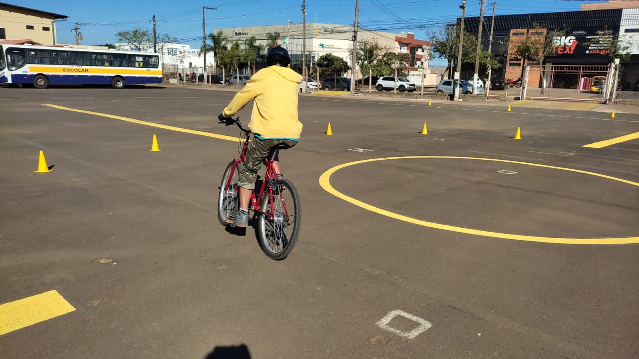 Projeto ‘Apaexonado por Bike’ ensina a andar de bicicleta e as regras de trânsito