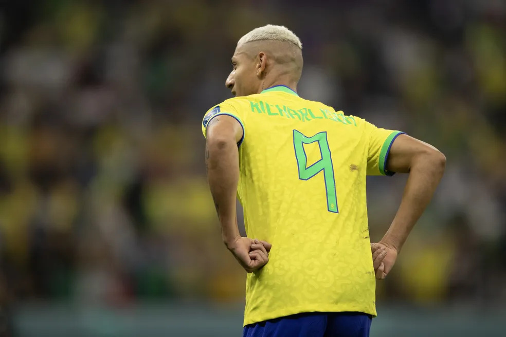 Chuva “molha” comemoração da vitória da Seleção na estreia da Copa em Franca