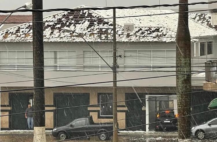 Chuva de granizo causa estragos e deixa cidades mineiras da região cobertas de gelo