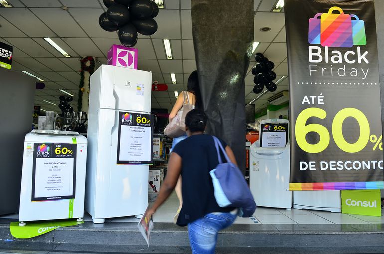 87 mil francanos devem ir às compras na Black Friday, diz Instituto Economia-ACIF