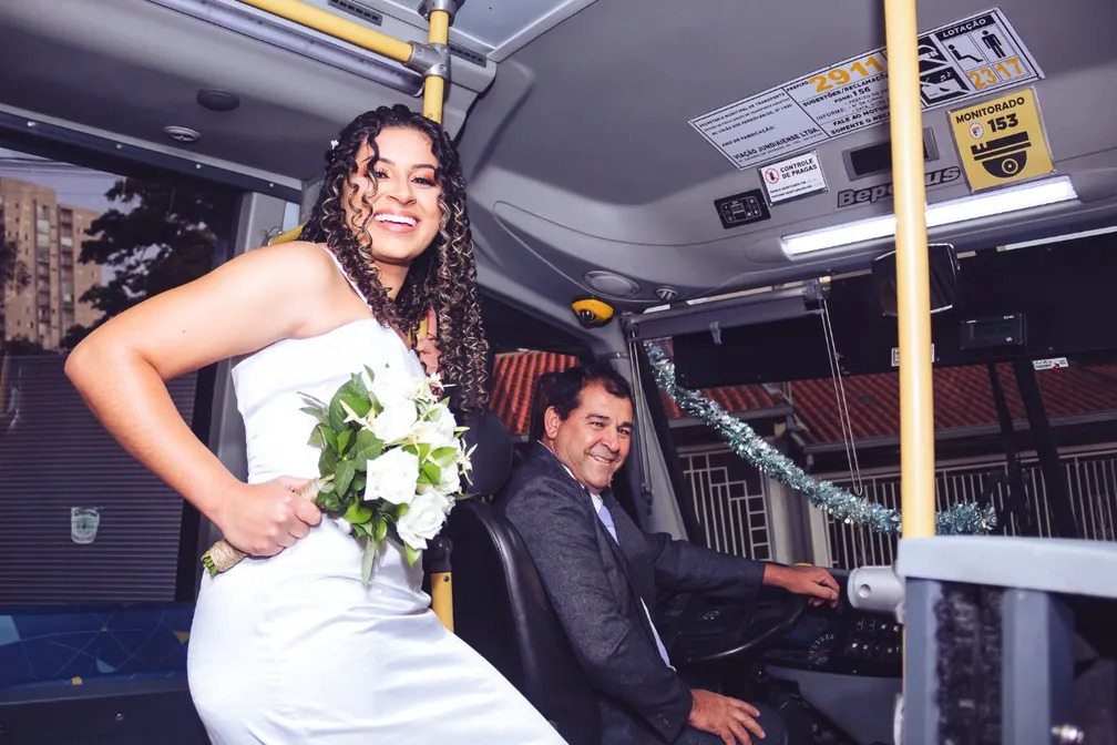 Para fazer homenagem ao pai, noiva chega de ônibus ao seu próprio casamento