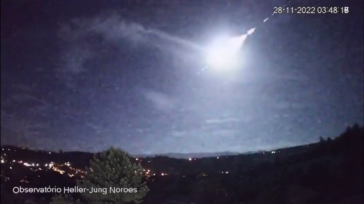 Meteoro “explode”’ no céu e seu brilho faz a noite se transformar em dia