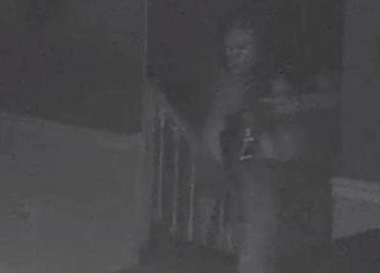 Mãe aterrorizada diz que casa é assombrada após capturar foto de fantasma na cozinha