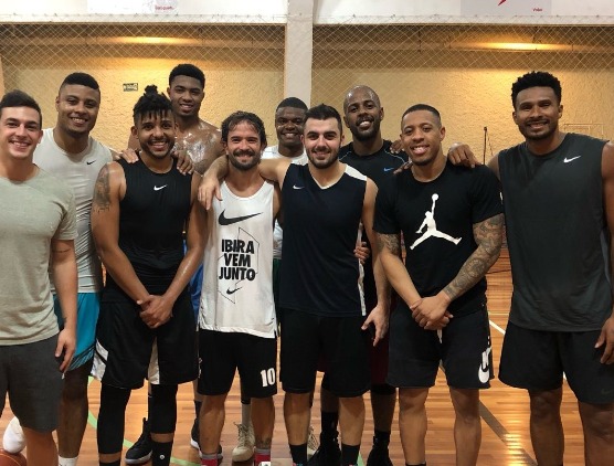 Você conhece o Summer Racha? Pelada de basquete promete reunir atletas e artistas