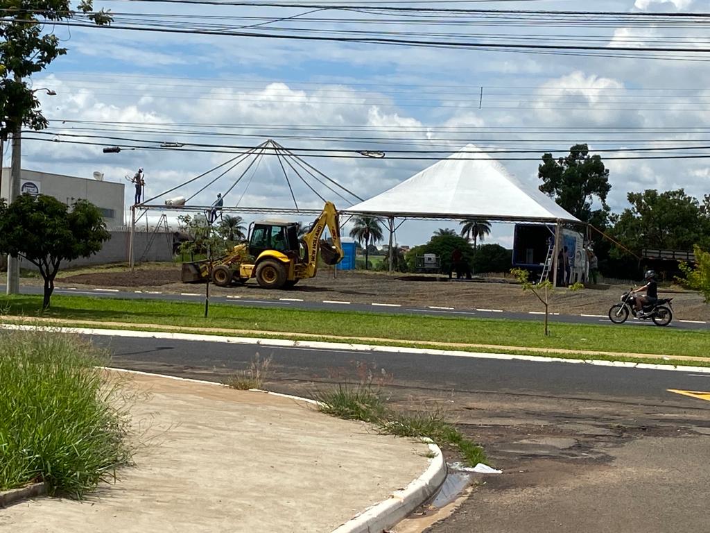 Palco para anúncio das obras do hospital público de Franca está pronto