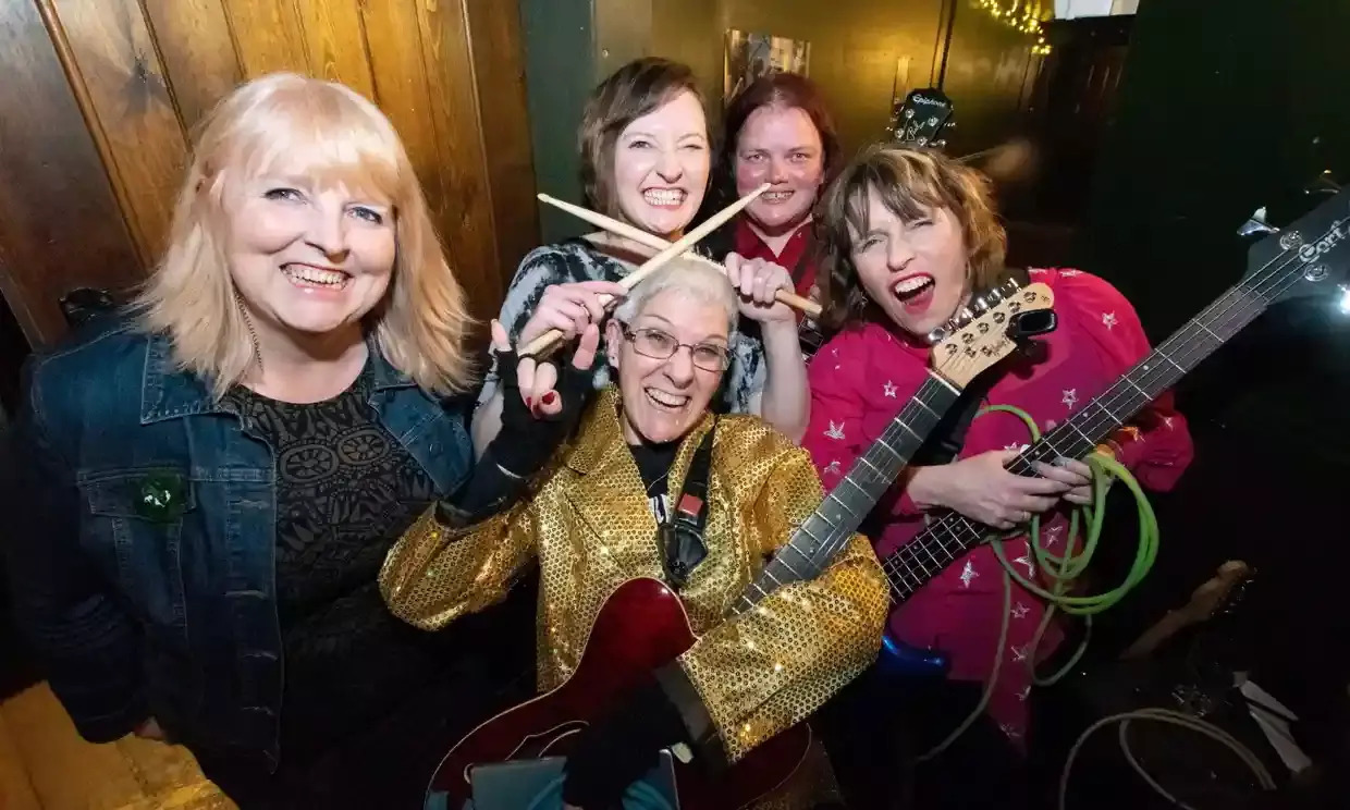 Aos 60 anos de idade, mulher aprende música e forma sua primeira banda de punk