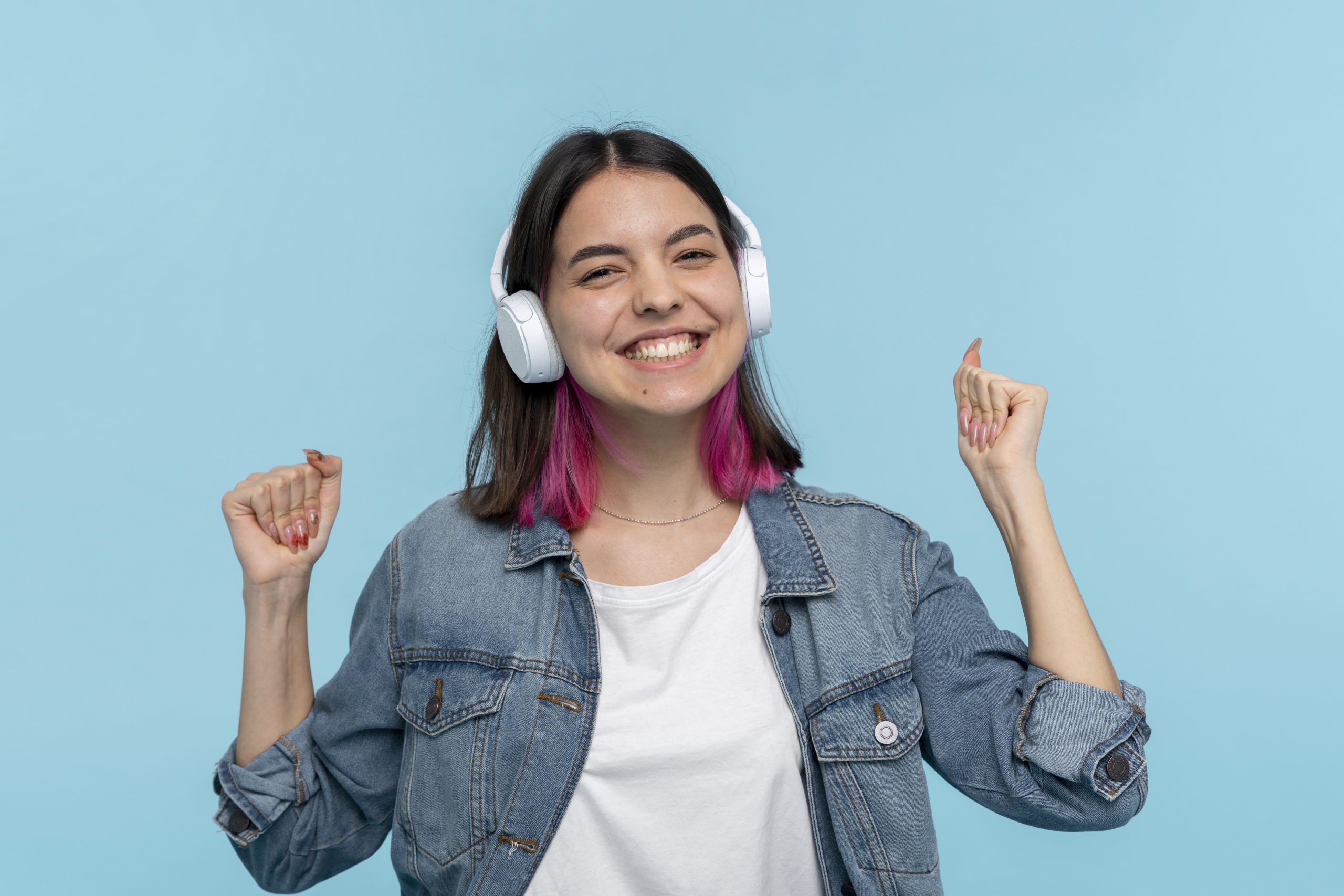 Mais de 1 bilhão de jovens estão sob risco por uso de fone de ouvido e música alta