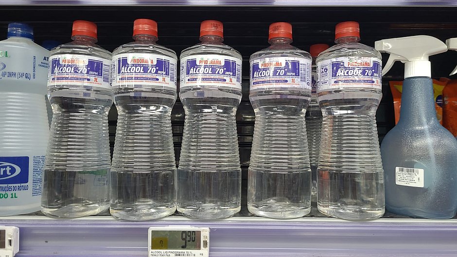 Covid-19: Anvisa libera venda de álcool 70% na forma líquida após aumento de casos